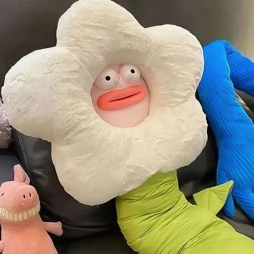 36 Dưới ánh đèn vàng của quán nhỏ, bé thú bông mặc áo dệt tay ngồi cạnh ly cacao còn bốc hơi, bức ảnh cho cảm giác ấm và rất hợp kiểu avatar dễ thương mùa lạnh