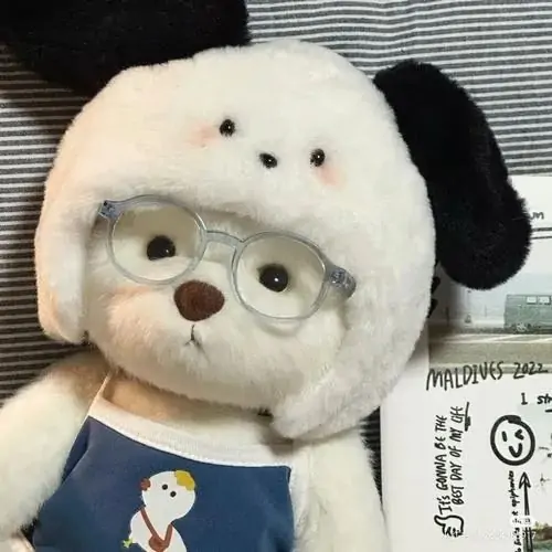 38 Trên bãi cỏ chiều muộn, gấu bông màu trắng ngà đeo yếm hoa ngồi cạnh giỏ trái cây, nền trời xanh nhạt phía sau làm ảnh profile thú bông có nét trong trẻo rất riêng