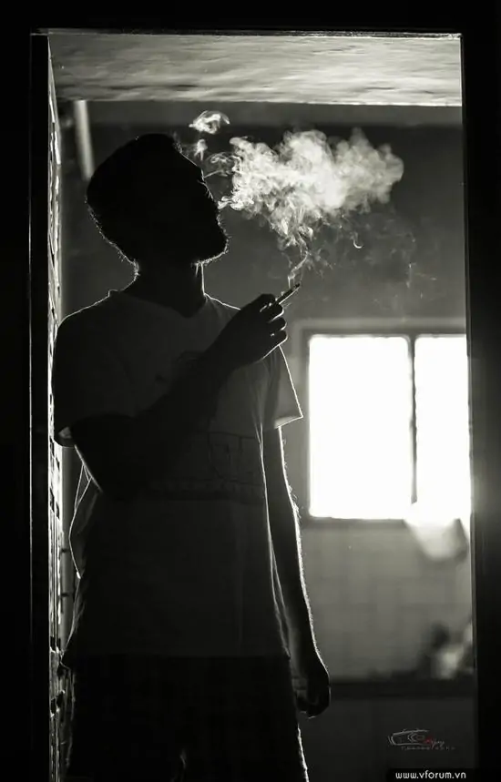 39 Hình ảnh chàng trai anime tóc đen đứng hút thuốc dưới ánh đèn đường mưa, khói bay lẫn bóng tối, ám ảnh.