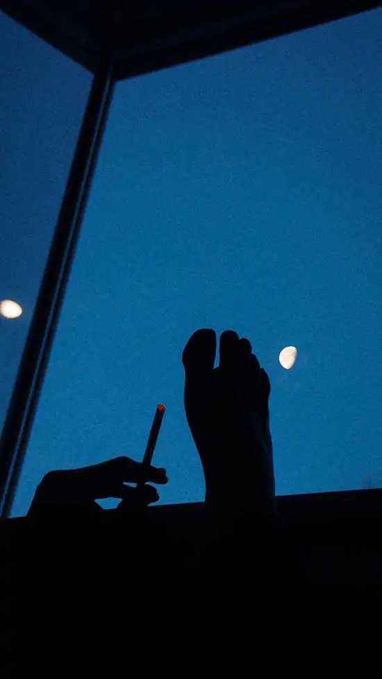 31 Hình đại diện chân người với giày trắng cầm điếu thuốc dưới ánh sáng xanh, khói bay lên mù mịt.