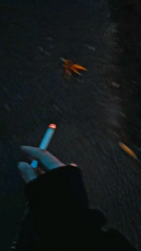 33 Ảnh profile cô gái anime tóc trắng dài đeo khẩu trang, cầm điếu thuốc nhìn thẳng, khói bay nhẹ trống trải.