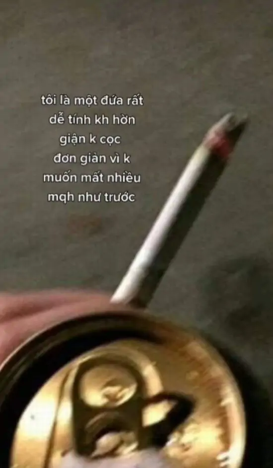 38 Người mặc áo khoác tối đứng hút thuốc ngoài phố sáng đèn neon, khói bay cuộn trong sương đêm, lơ lửng.