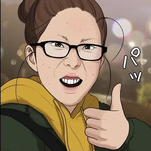 63 Ốc sên bò qua cây nấm với chiếc mũ giấy nhỏ xíu trên đầu nhìn giống như một thành viên kỳ cựu của giới đầu bếp chậm chạp.