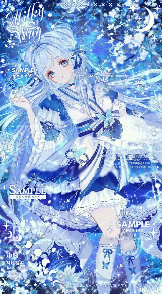 1 Cô gái cosplay Hatsune Miku đứng nghiêng bên cửa kính, tóc xanh dài buông mềm, váy xếp ly trắng xanh và ánh mắt tươi.