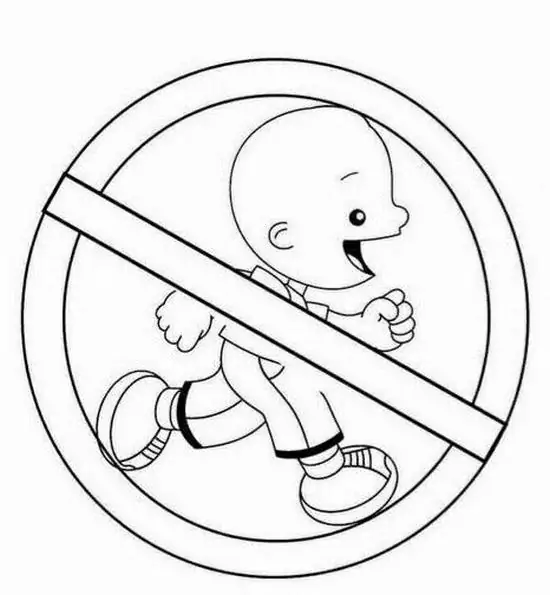 3 Em bé đang chạy trong vòng cấm lớn, khuôn mặt tròn vui, áo quần phác đơn giản giữa bố cục đường chéo nổi bật