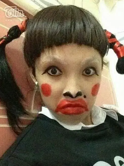 12 Trong góc chụp cận, gương mặt hóa trang môi đỏ và má tròn nhìn thẳng rất lầy lội