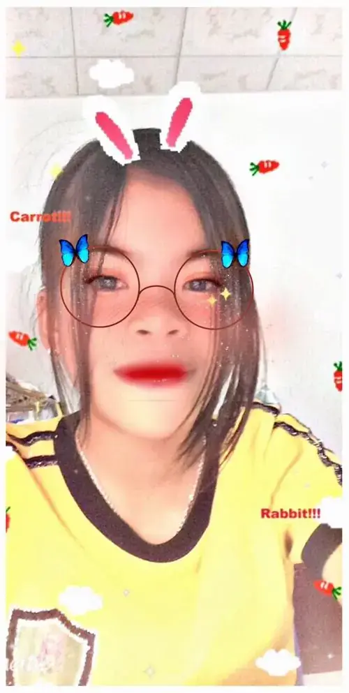 16 Với áo vàng và kính lọc màu, cô bạn chụp selfie cùng hiệu ứng tai thỏ vui nhộn