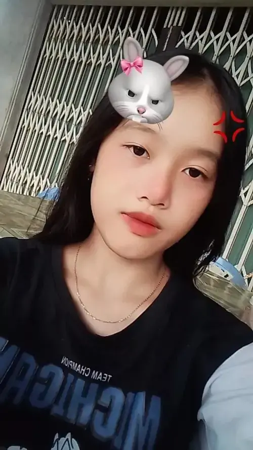 5 Cô nàng áo đen dùng filter mèo trắng, tóc xõa nhẹ và ánh nhìn hơi lạnh