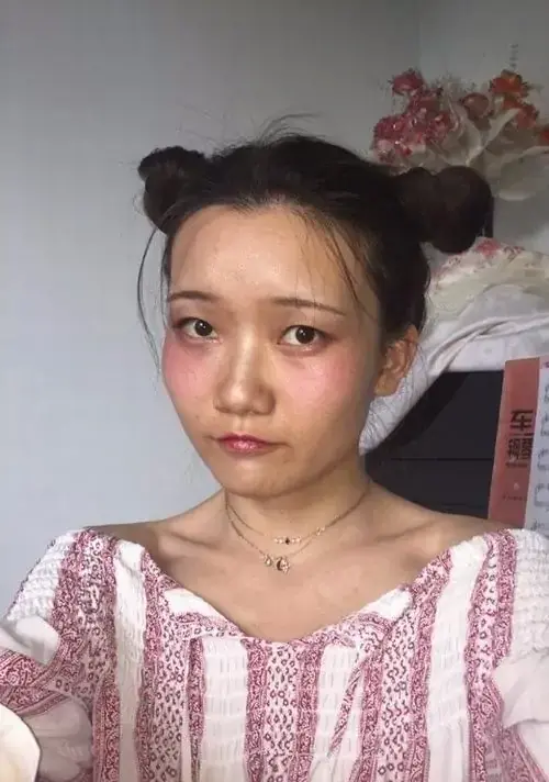 7 Thiếu nữ áo sọc hồng cột tóc hai bên, đứng trong phòng với ánh mắt hơi ngơ ngác