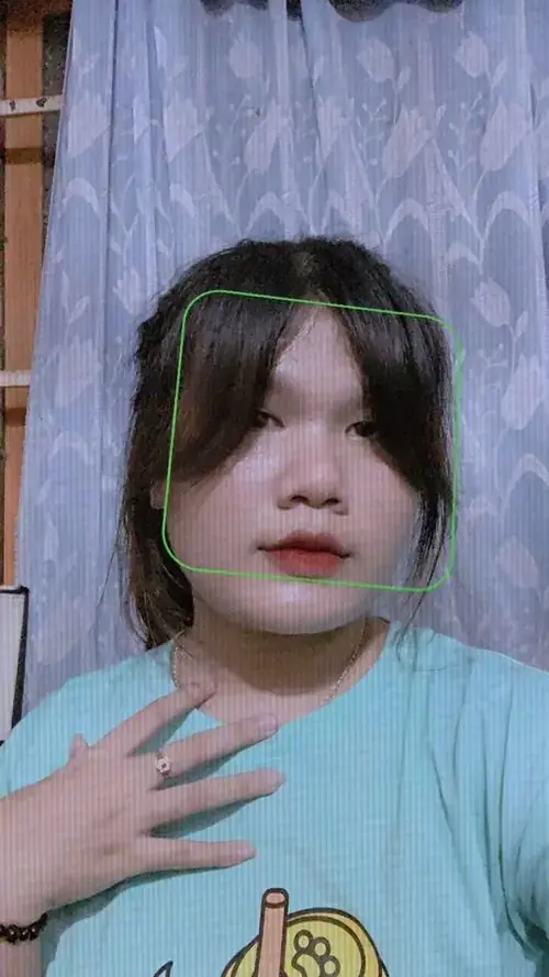 8 Với áo xanh nhạt và tóc dài, cô bạn che mặt bằng nét vẽ trong phòng có rèm