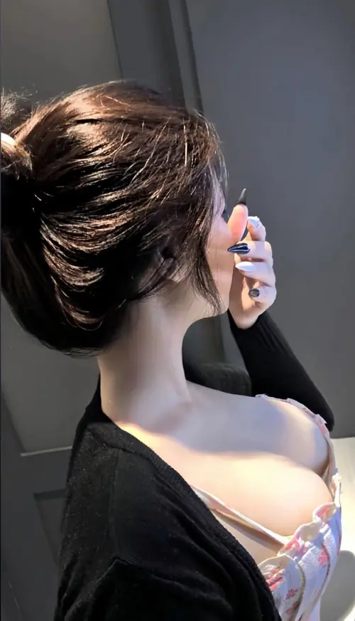 7 Mái tóc búi cao để lộ gáy, người trong ảnh mặc áo đen trễ vai.