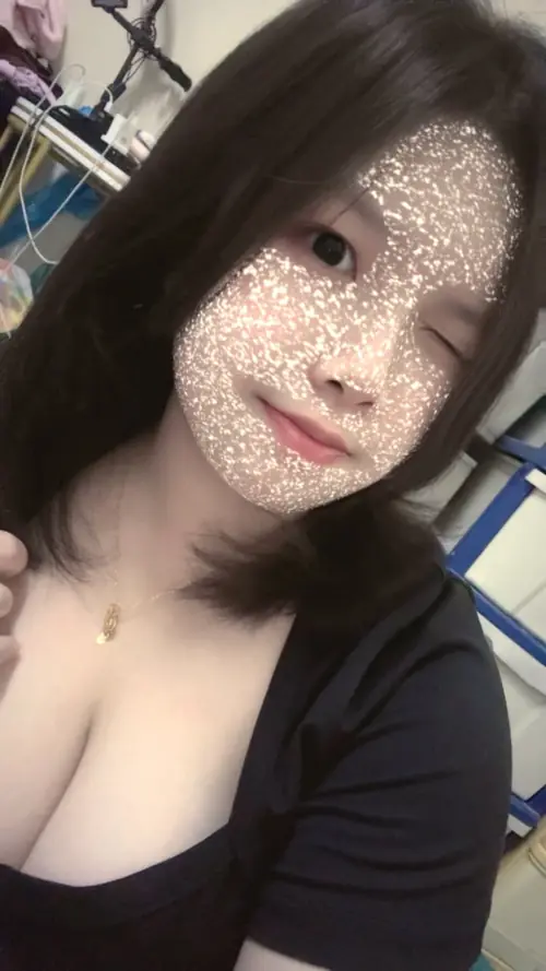 23 Nắng xiên qua mặt cô gái áo đen, vòng 1 lộ dưới cổ áo rộng và tóc xõa tự nhiên
