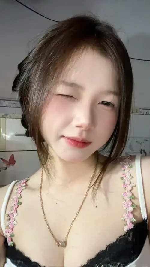24 Cô nàng tóc ngắn nháy mắt trước camera, áo hoa hai dây để lộ ngực nhỏ nhắn nhưng rõ nét