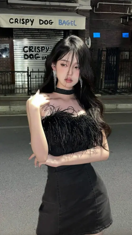 12 Dưới ánh đèn phố tối, hot girl tóc dài mặc váy đen khoanh tay trước quán trông gọn gàng