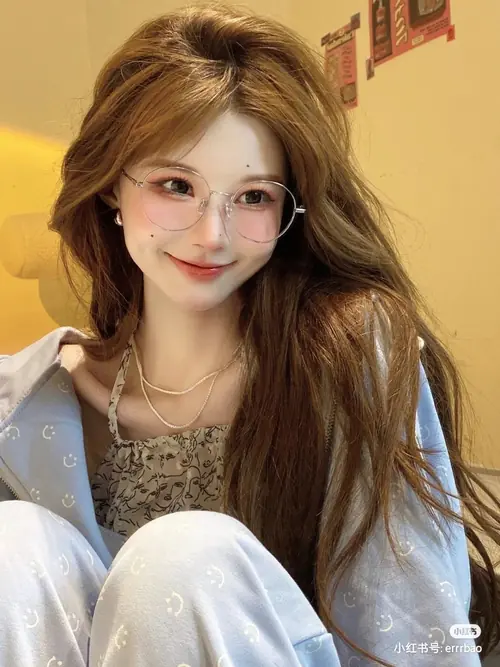 20 Dưới ánh đèn phố đêm, mỹ nhân Seoul đeo kẹp tóc nhìn nghiêng, áo đen nổi trong nền tối