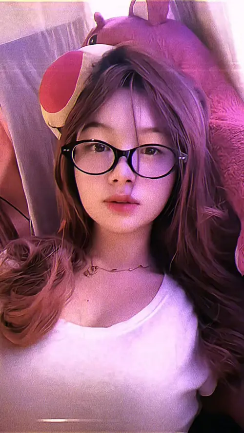 5 Ánh đèn tím phủ lên hot girl đeo kính và tai nghe, áo trắng ôm sát vú căng tròn