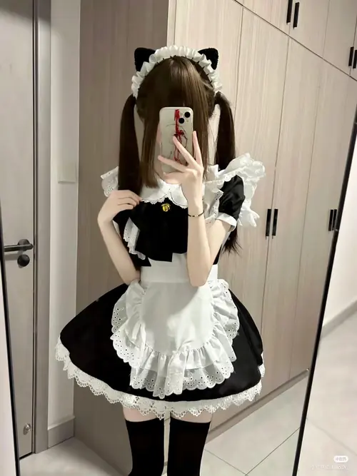 20 Trước tủ quần áo, cô nàng cosplay maid chụp gương, tạp dề trắng phủ trên váy đen