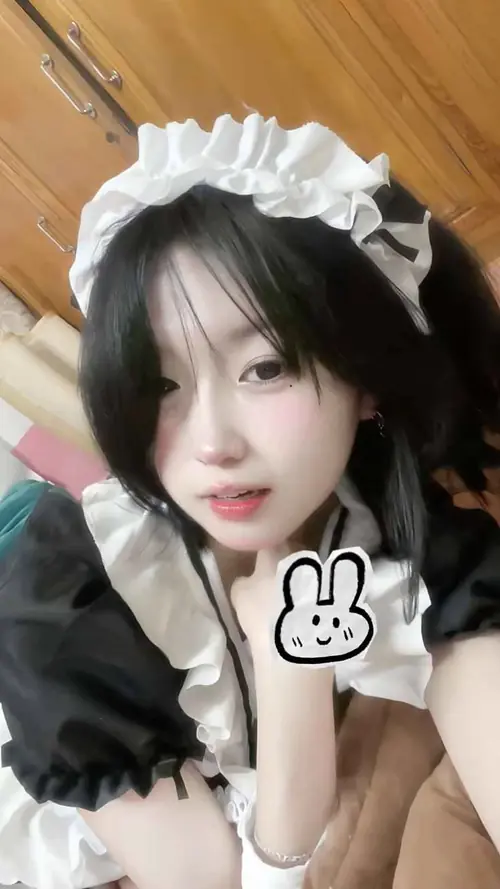 22 Dưới trần gỗ ấm màu, nàng tóc xám giơ tay hình thỏ, mũ ren ôm sát mái tóc