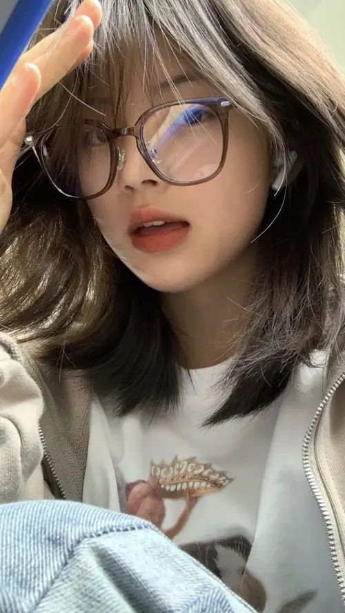 5 Tóc bob nâu ôm mặt, cô gái đeo kính lớn chụp selfie với biểu cảm mở môi tự nhiên