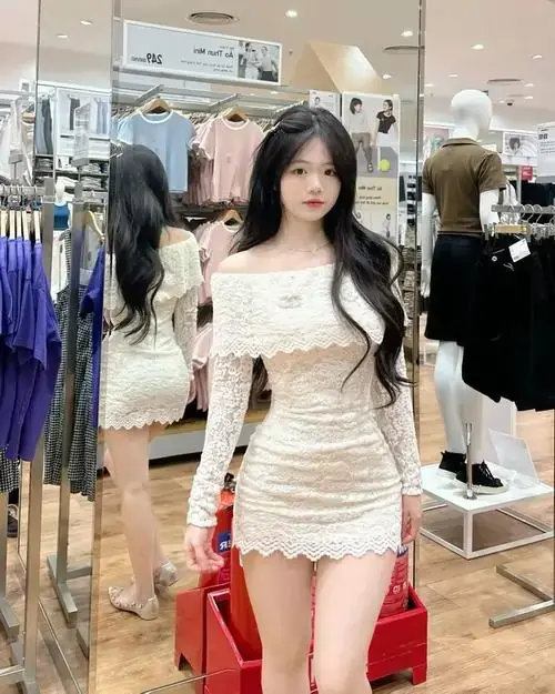 5 Người mẫu trẻ diện đầm ôm ren trắng, xách túi đỏ nhỏ khi đứng trong cửa hàng thời trang