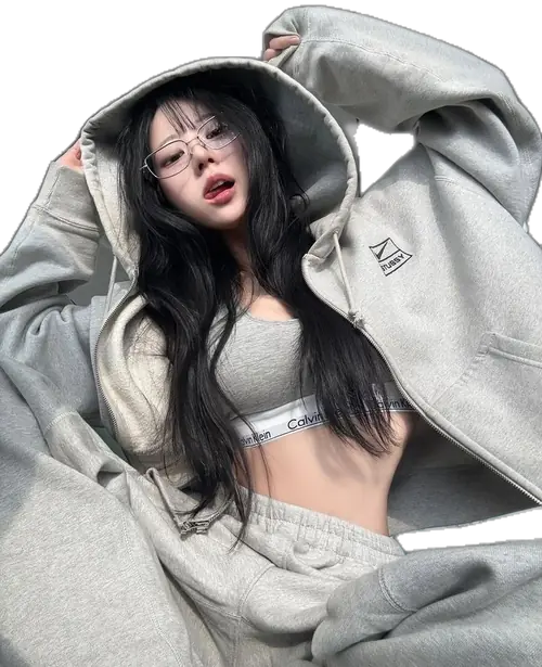 2 Trong khung ghế sáng, cô nàng tóc dài mặc hoodie xám mở khóa, biểu cảm lạnh và môi đỏ rõ nét