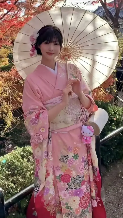 1 Cô gái mặc kimono hồng cầm ô giấy giữa lá đỏ trong ảnh gái xinh Nhật Bản dịu mắt