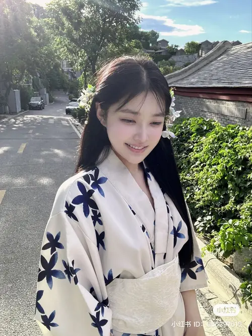 3 Nàng mặc yukata trắng họa tiết xanh cúi nhẹ dưới nắng, mái tóc đen rơi mềm bên má