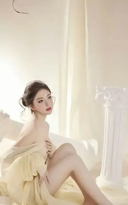 2 Bên khung cửa sáng, cô gái mặc váy mỏng ngồi nghiêng với hai tay đặt nhẹ trên đùi