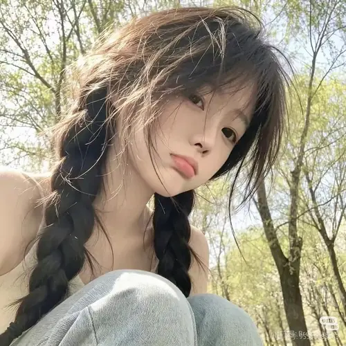 4 Góc selfie ngoài trời ghi lại thiếu nữ tóc rối tự nhiên, môi hơi chu và áo sáng màu đơn giản