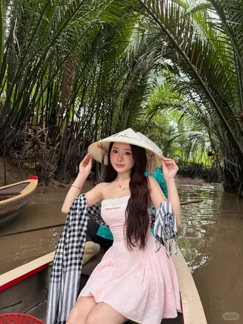 2 Bên con thuyền miền sông nước cô nàng đội nón mặc váy hồng và áo khoác kẻ caro