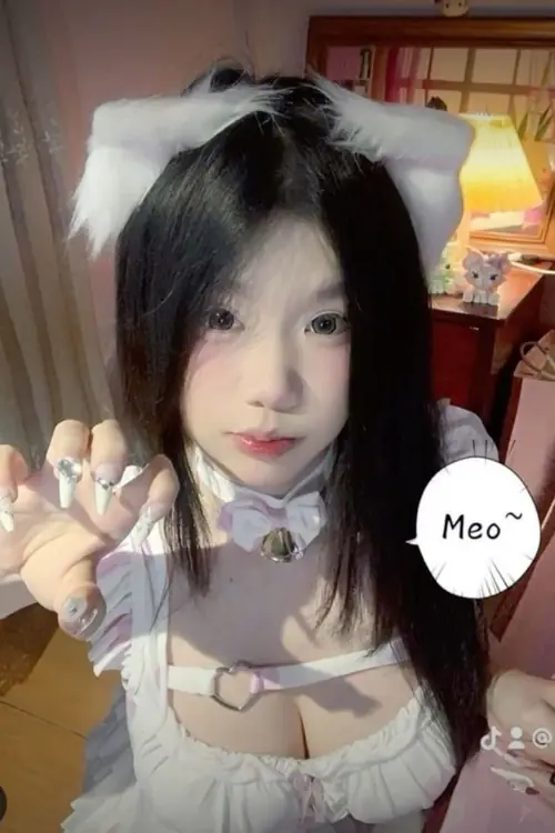 23 Cô nàng đội tai mèo đen nhìn nghiêng, cổ áo ren trắng và bong bóng Meo hiện bên cạnh