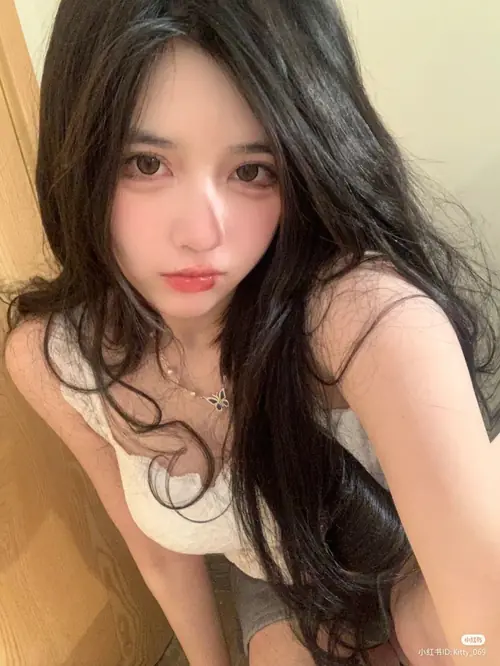 24 Tóc búi cao và áo hai dây hồng xuất hiện trong selfie chụp sát gương mặt
