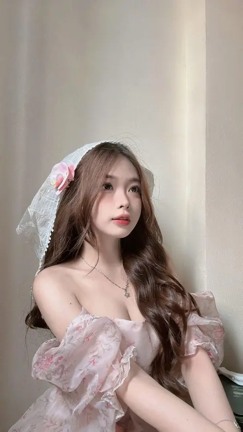 21 Ánh đèn tím phủ lên tóc xoăn và áo ren trắng của cô gái