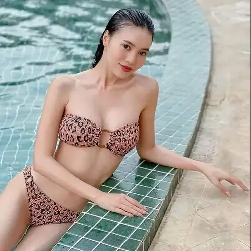6 Ngọc nữ màn ảnh Việt ngồi sát mép hồ bơi, mặc bikini da báo và nhìn thẳng vào ống kính