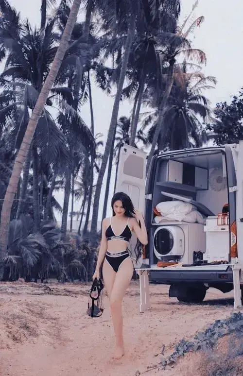 9 Nữ diễn viên Chị chị em em 2 đi trên bãi cát cạnh xe địa hình, bikini đen và tóc xõa