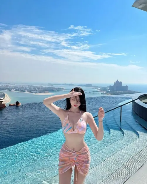24 Bikini hồng trên người cô nàng hiện rõ bên hồ bơi vô cực nhìn ra biển.