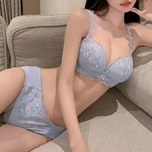 22 Trên sofa xám người đẹp cúi nhẹ trong bra xanh nhạt tóc dài che một bên mặt