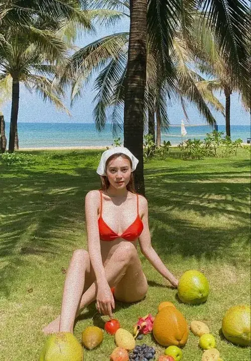 17 Mái tóc nâu xõa vai dưới hàng dừa, người đẹp diện bikini đỏ ngồi cạnh vài trái dừa