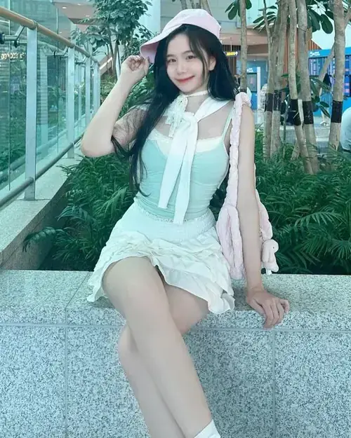 5 Váy trắng phối cardigan xanh, cô nàng Gen Z ngồi bên hồ nước, tóc dài xõa vai rất dịu