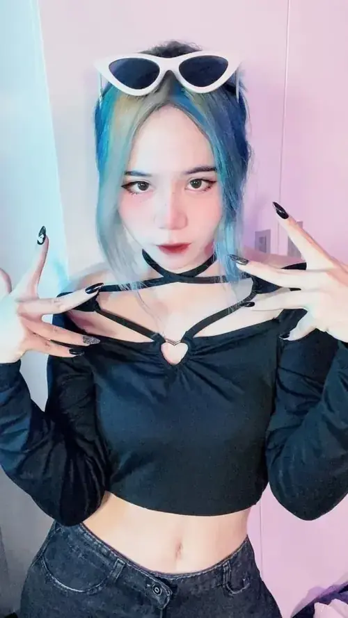 15 Mái tóc xanh bạch kim, hot girl streamer mặc crop top đen, đeo kính trắng trên đầu cá tính