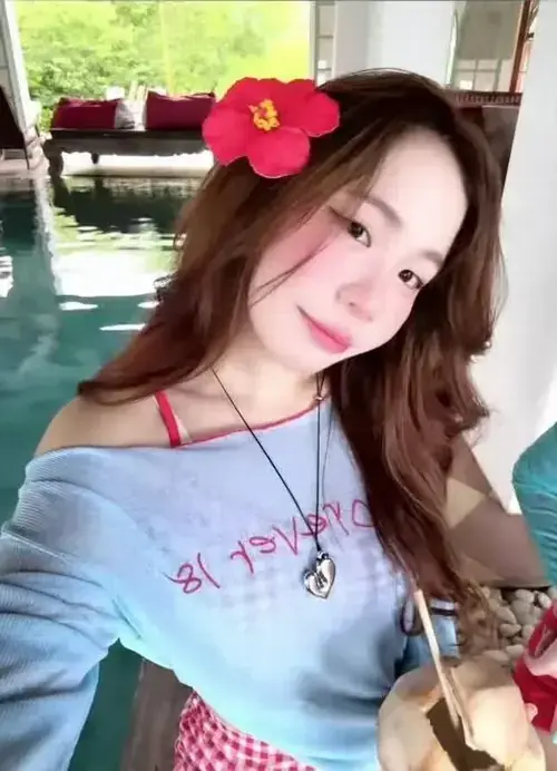 16 Bên hồ bơi và hoa đỏ, Sammy mặc áo trễ vai xanh nhạt, tóc nâu xõa qua một bên