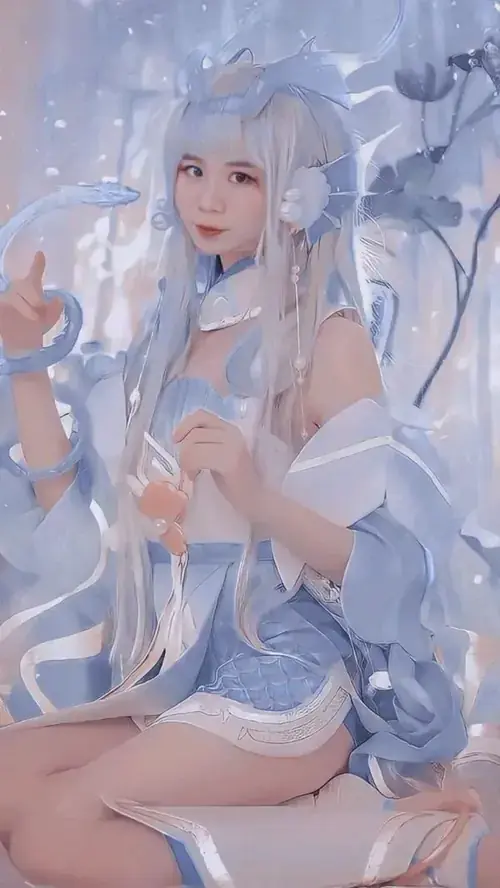 17 Trang phục cosplay xanh trắng, nữ TikToker ngồi giữa phông trang trí, tóc giả dài và phụ kiện tai mèo