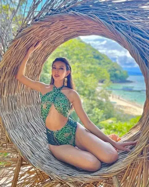 8 Trong ghế tổ chim ven biển, cựu Miss Grand International mặc áo tắm xanh lá và ngồi thư thái
