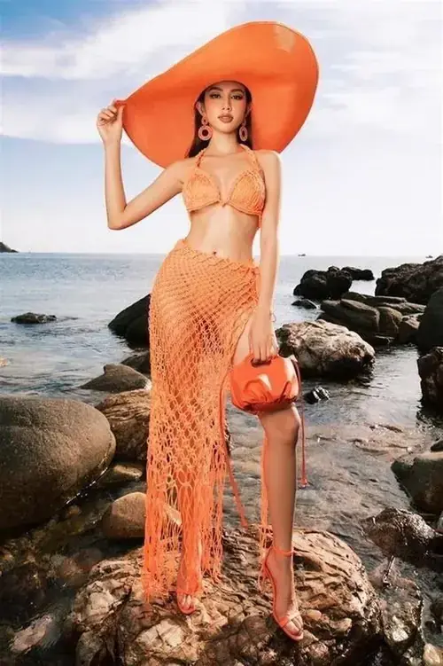 12 Chiếc mũ cam bản lớn che nắng, Nguyễn Thúc Thùy Tiên diện áo tắm sáng màu trên ghềnh đá