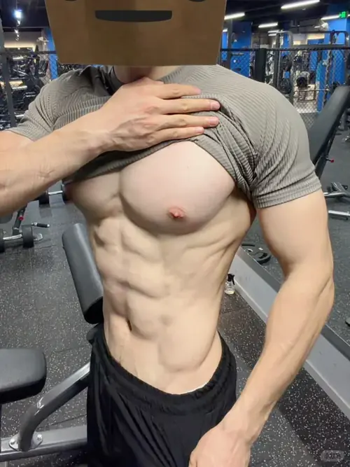 6 Bàn tay kéo áo thun xám lên giữa phòng gym, chàng trai giấu mặt khoe phần bụng rắn rỏi