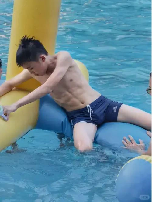 11 Bên hồ bơi sáng màu, hot boy 2k9 chống tay dưới nước với mái tóc cắt gọn