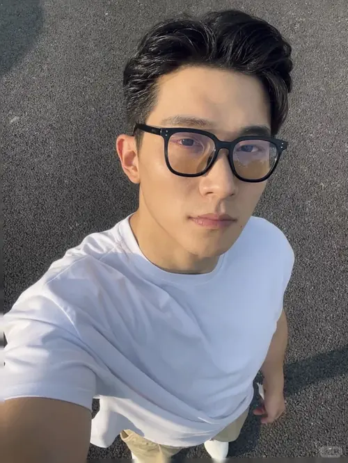 7 Góc selfie từ trên xuống cho thấy cậu trai áo trắng, kính đen và mái tóc vuốt gọn