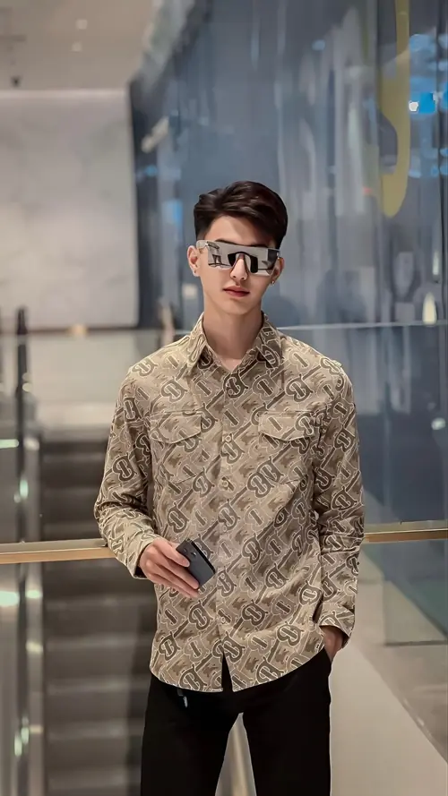 6 Áo sơ mi họa tiết và kính râm giúp cậu bạn đứng trong nhà có vẻ ngoài chỉn chu hơn