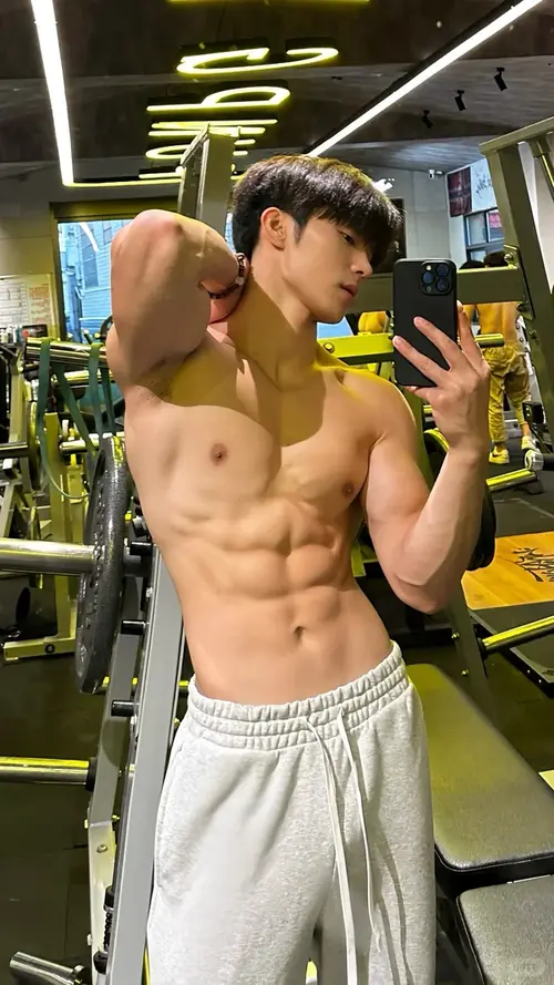 3 Anh chàng cởi trần chụp gương trong phòng gym, quần jogger xám và cơ bụng săn chắc