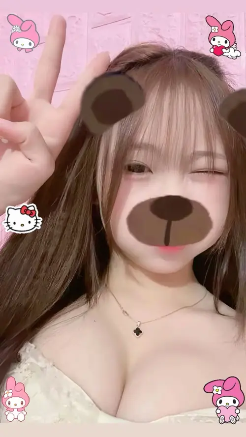 13 Khung selfie dùng sticker tai cún cho thấy cô nàng tóc nâu mặc áo kem và biểu cảm đáng yêu
